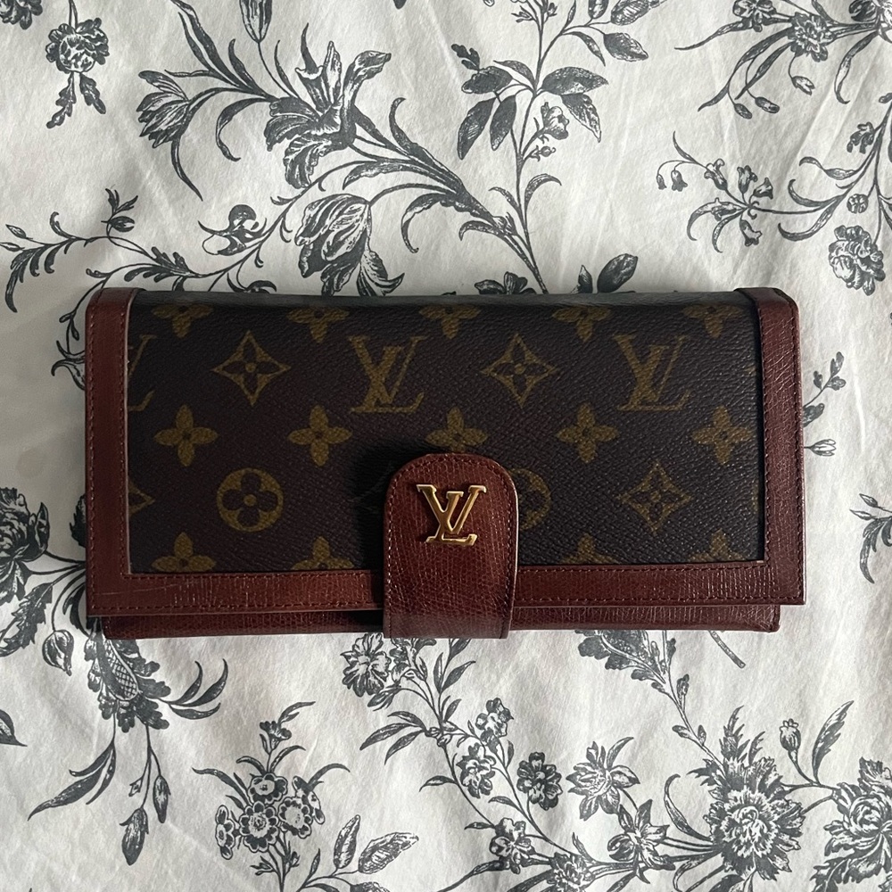 Louis Vuitton Monogram Key & Card Holder in Brown